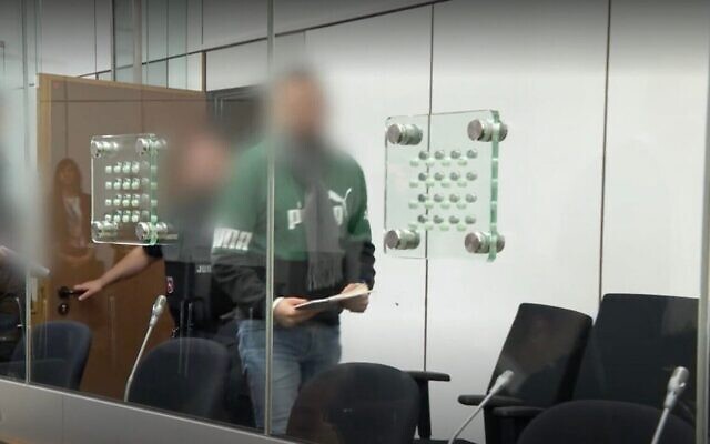 Fadel Z, accusé d'être membre du groupe terroriste chiite libanais du Hezbollah, au début de son procès à Celle, en Allemagne, le 18 novembre 2025. (Crédit : Capture d'écran vidéo/NDR)